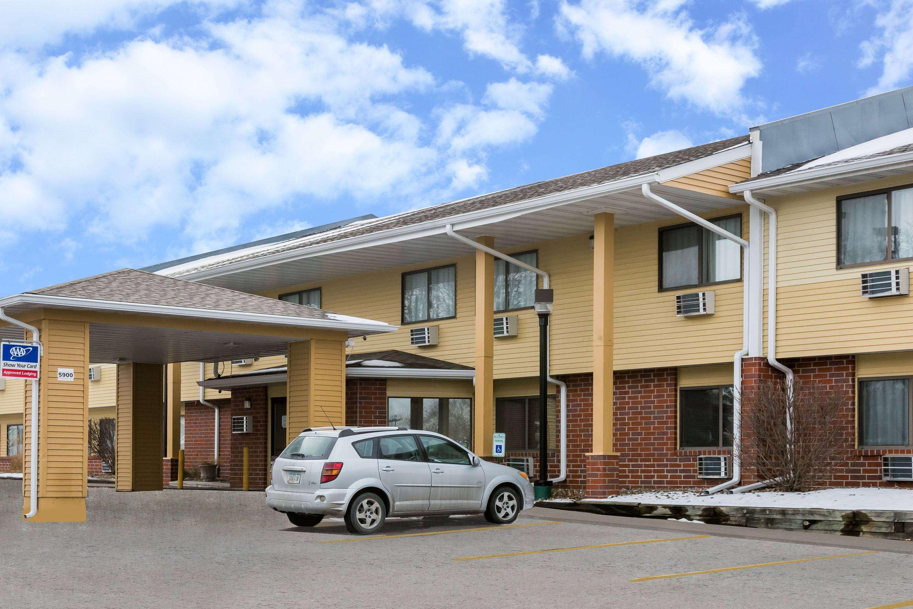 Super 8 By Wyndham Urbandale/Des Moines Area Motel Exterior foto
